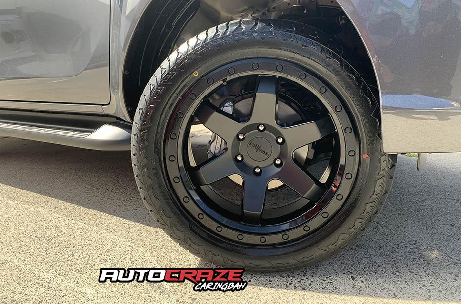 TOYOTA-HILUX-4WD-SIX-MATTE-BLACK-FACE-WITH-GLOSS-BLACK-WINDOWS